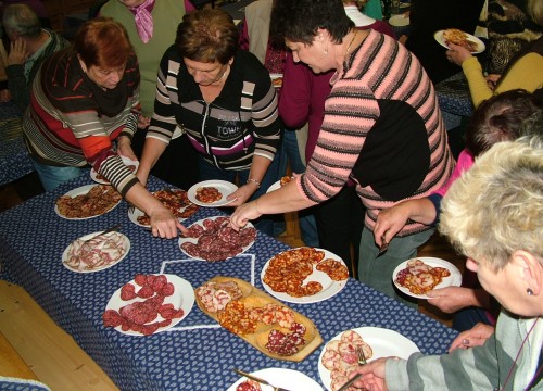 Szalámizsűrizés a klubban