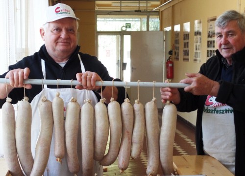 Készül a klubkolbász